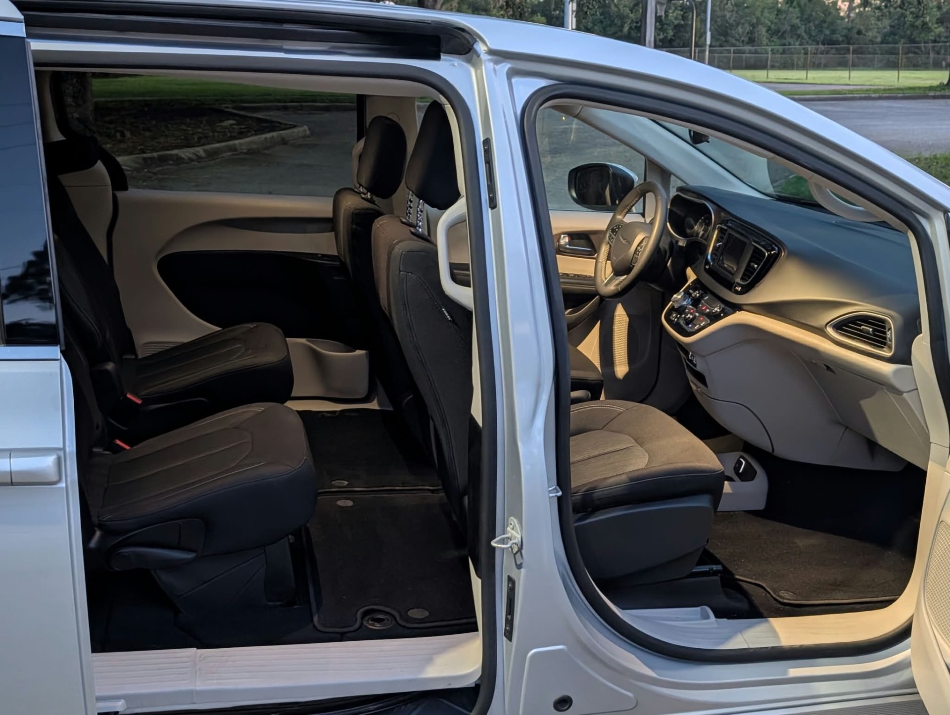 2023 Chrysler Voyager LX photo 9