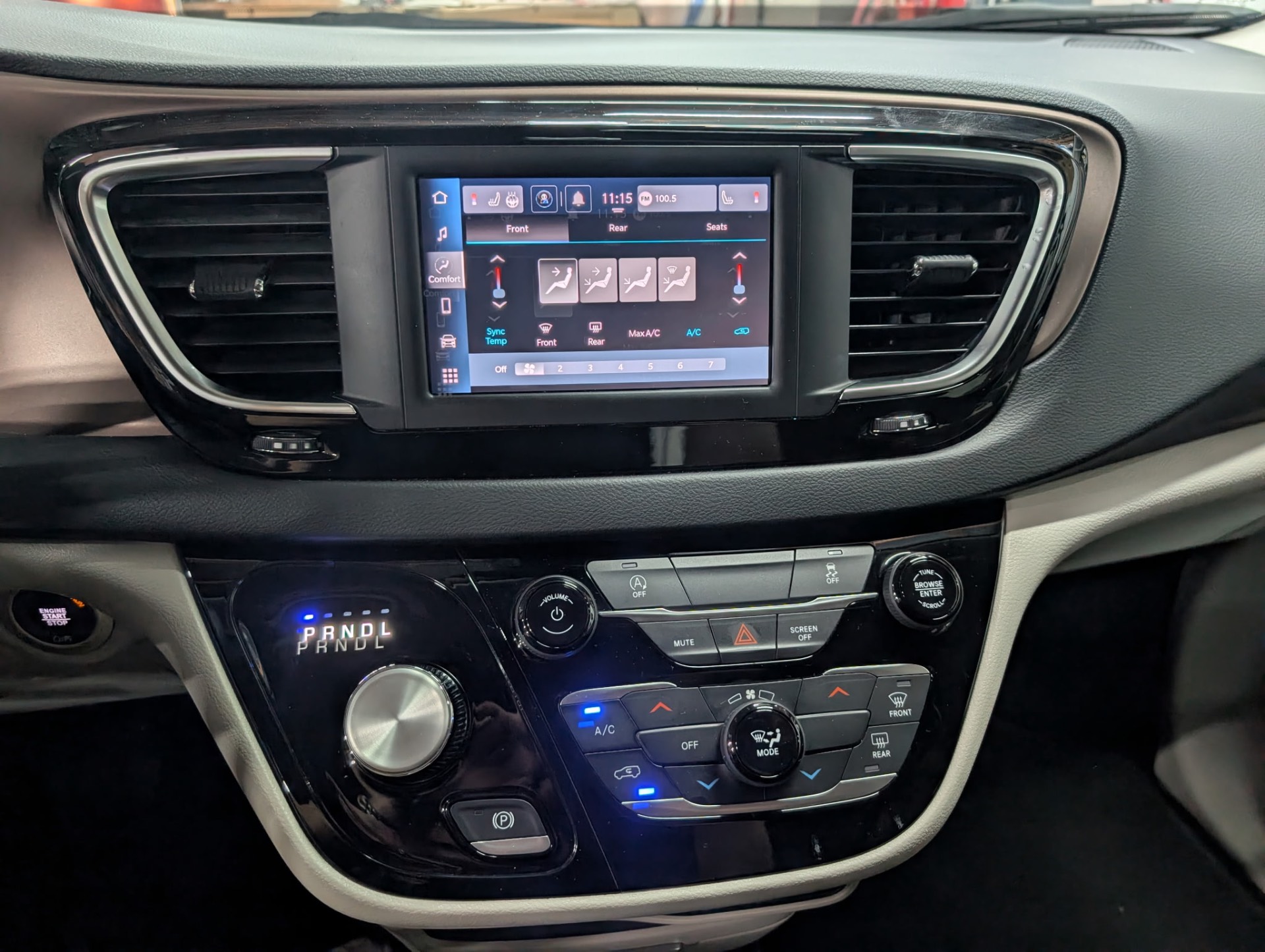 2023 Chrysler Voyager LX photo 11